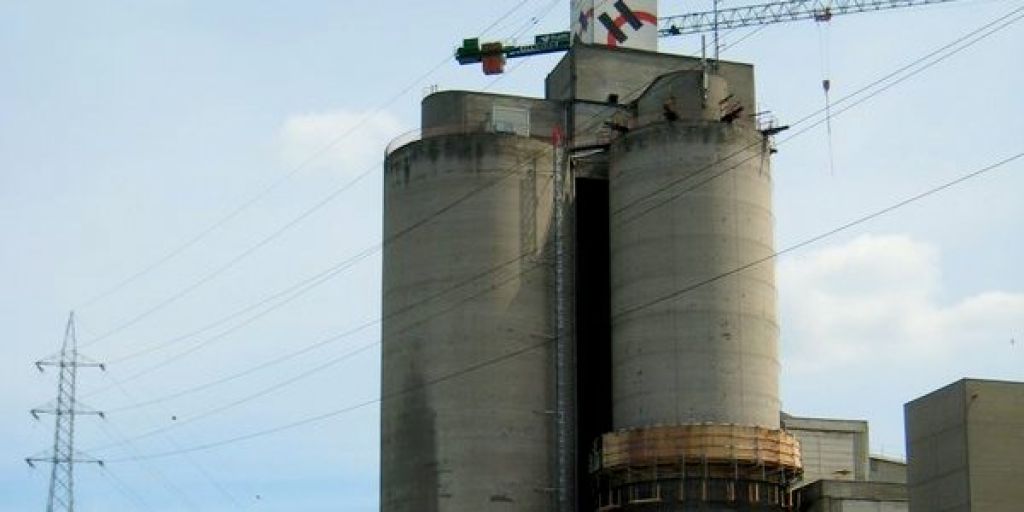 Re-chemisage extérieur de 3 silos à ciment en production, Holcim Obourg, Belgique - 2010