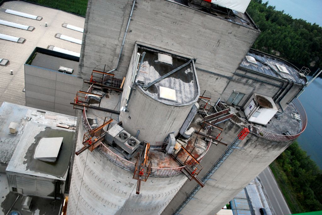 Re-chemisage extérieur de 3 silos à ciment en production, Holcim Obourg, Belgique - 2010
